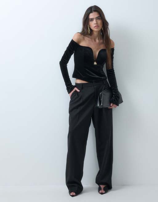 ASOS DESIGN top strutturato in velluto a spalle scoperte nero con dettaglio profilo rosa, 2 di 5