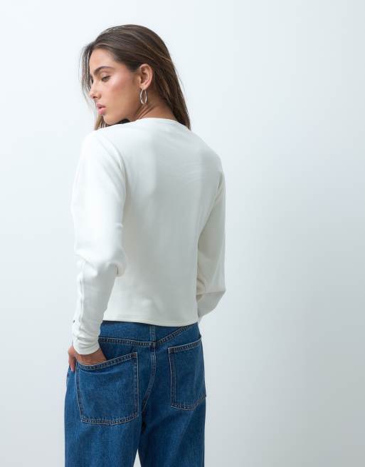 ASOS DESIGN - top supersuave con caída, botones delanteros y manga abullonada en crema, 5 de 5