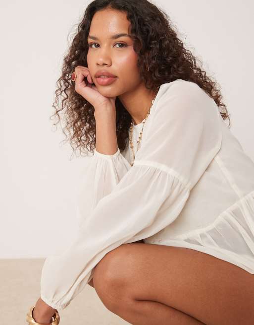 ASOS DESIGN - Top svolazzante color crema a maniche lunghe con punto smock, 2 di 4