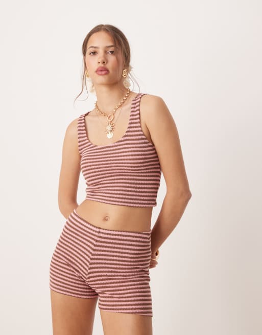 ASOS DESIGN - Top taglio corto in maglia a righe rosa e marroni con spalline sottili