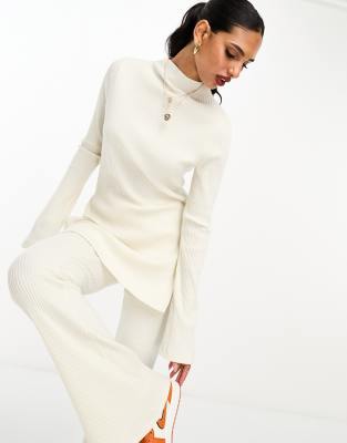 ASOS DESIGN - Top taglio lungo super morbido bianco inverno a coste con finitura spazzolata e spacco sull'orlo in coordinato