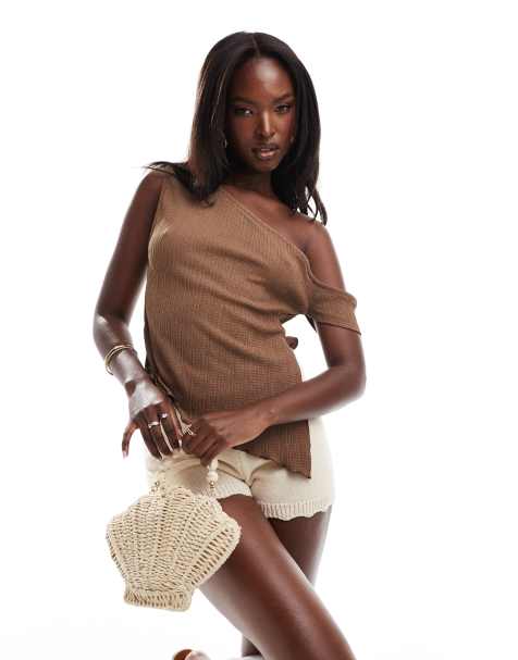 ASOS DESIGN - Top testurizzato marrone taglio lungo con spalle scoperte - view 1
