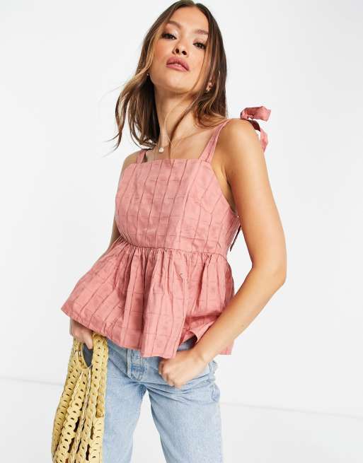 ASOS DESIGN - Top texturé à bretelles nouées et encolure carrée avec motif quadrillage - Rose