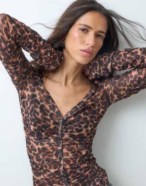 ASOS DESIGN top tipo cárdigan de malla transparente fruncido con cuello de pico y estampado de leopardo - view 1