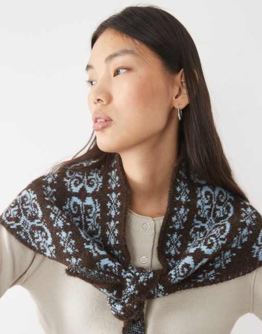ASOS DESIGN top triangular con estampado nórdico en chocolate y azul, 3 de 5