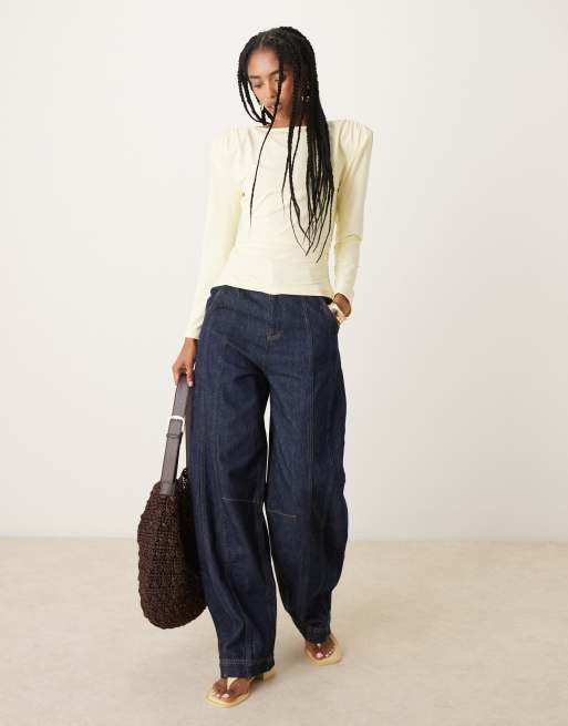 ASOS DESIGN - Top van cupro met geplooide schoudervulling en lange mouwen in bruin, 2 van 4