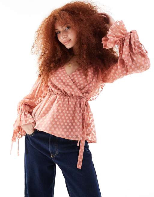 ASOS DESIGN - Top van dobbystof met lange mouwen, overslag en ruches aan de manchetten in beigeroze