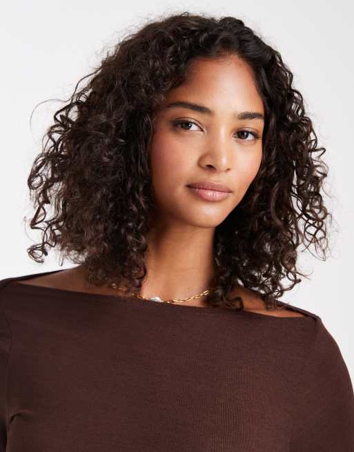 ASOS DESIGN - Top van getextureerde mesh met lange mouwen mouwen en rechte hals in chocoladebruin, 3 van 4