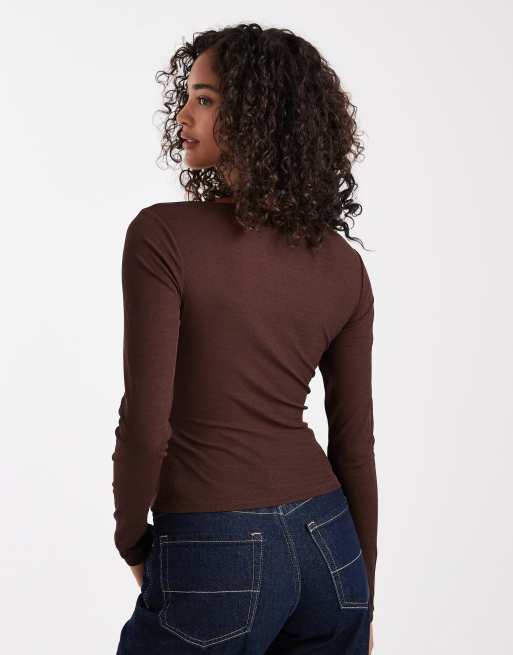 ASOS DESIGN - Top van getextureerde mesh met lange mouwen mouwen en rechte hals in chocoladebruin, 4 van 4