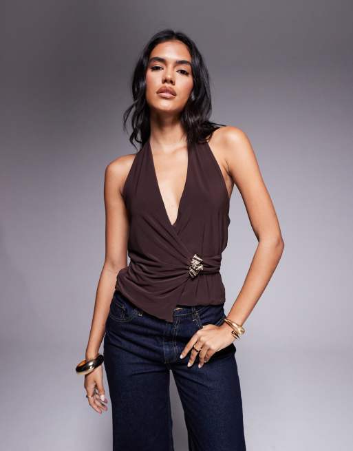 ASOS DESIGN - Top van gladde stof met halternek en gouden accent in bruin