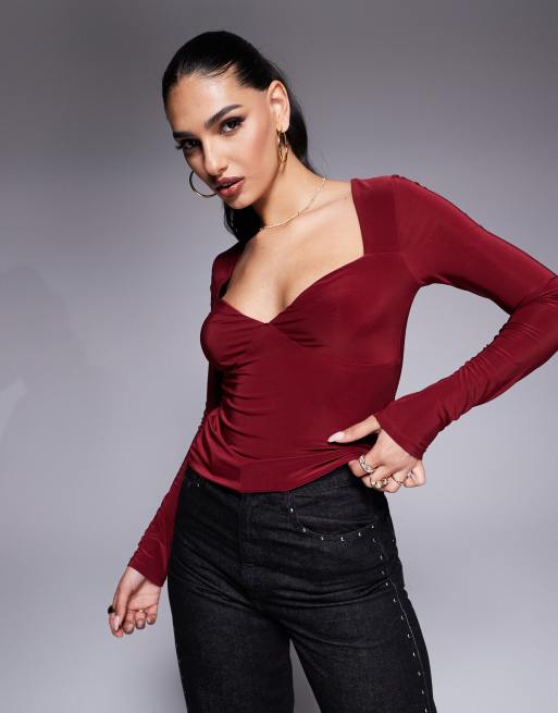 ASOS DESIGN - Top van gladde stof met hartvormige hals en lange mouwen in bordeauxrood