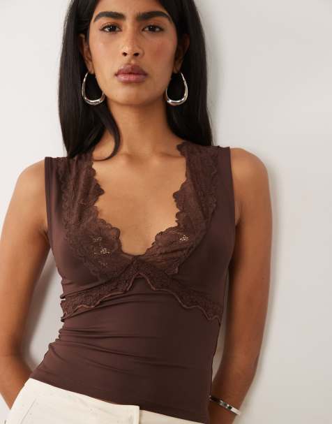 ASOS DESIGN - Top van gladde stof met V-hals en kanten rand in chocoladebruin - view 1