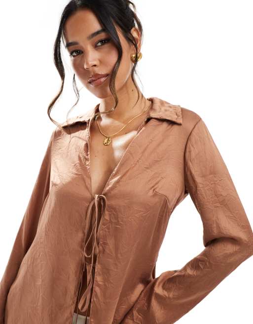 ASOS DESIGN - Top van kreukelstof met gestrikte voorkant en lange pasvorm in roestbruin