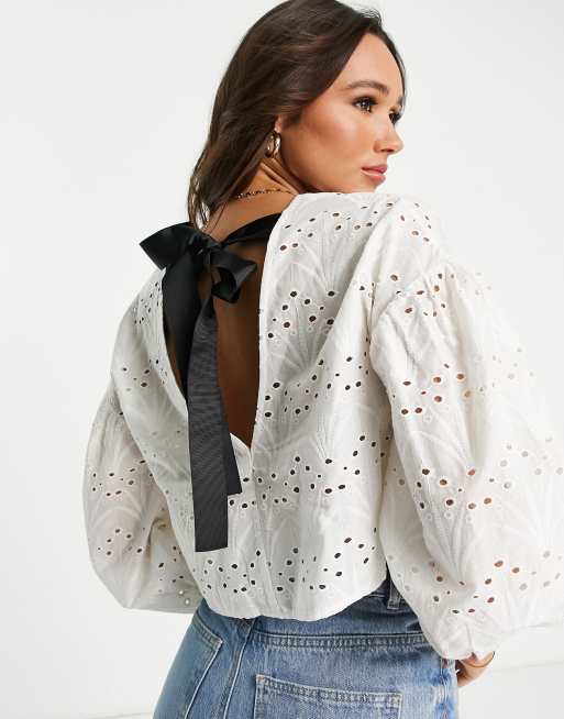 ASOS DESIGN - Top van premium broderie met lange mouwen, peplum en strik achter in wit