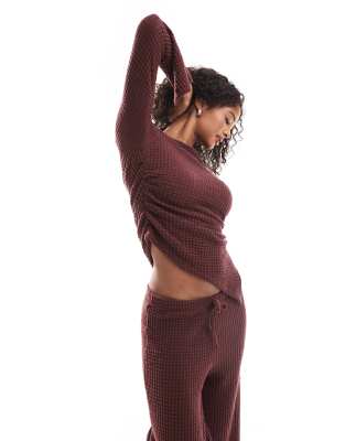 ASOS DESIGN - Top van superzachte stof met bubbelstructuur, uitlopende mouwen en asymmetrische zoom in bruin, deel van co-ord set