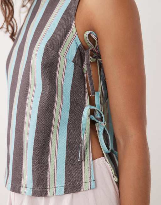 ASOS DESIGN - Top vaquero a rayas rosas y azules sin mangas con lazada lateral, 3 de 4