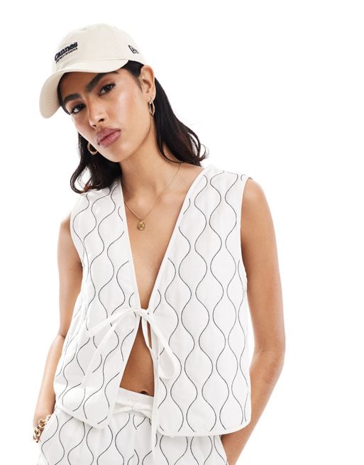FhyzicsShops DESIGN top with tie front and quilted embroidery in white - part of a set 
