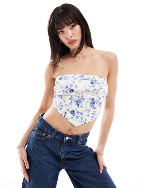 ASOS DESIGN – Top z dekoltem bandeau i dołem w szpic w niebieski kwiatowy wzór