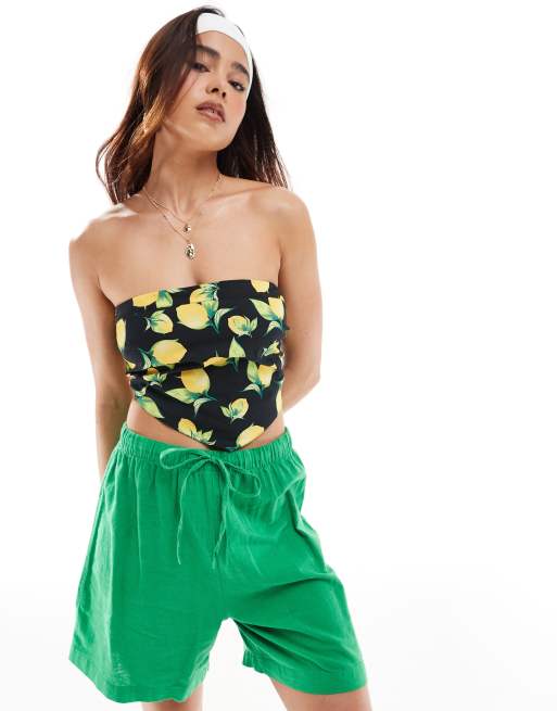 ASOS DESIGN – Top z dekoltem bandeau i dołem w szpic we wzór w owoce