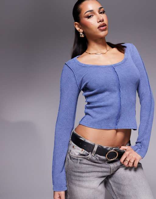 ASOS DESIGN – Top z długimi rękawami, ozdobnymi szwami i dekoltem w łódkę z materiału o waflowej strukturze w kolorze indygo z efektem sprania