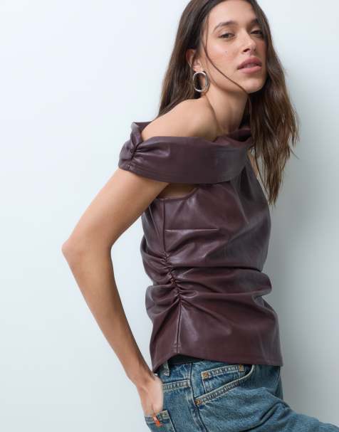 ASOS DESIGN top z imitacji skóry z marszczoną talią i asymetrycznym dekoltem w kolorze burgundowym - view 1