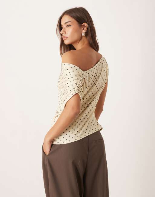 ASOS DESIGN – Top z krótkimi rękawami i drapowanym dekoltem w groszki, 4 z 4