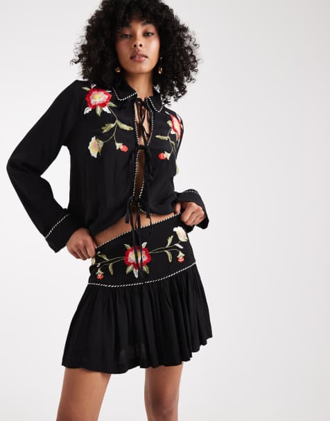 ASOS DESIGN – Top z wiązaniem z przodu i haftowanym wzorem, część zestawu - view 1