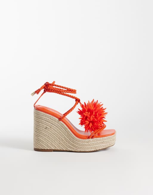 ASOS DESIGN – Topaz – Röda skor med kilklackar, fyrkantig tå och blomdetalj, 2 av 4