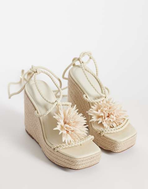 ASOS DESIGN - Topaz - Sandalen met sleehak, vierkante neus en bloemafwerking in beige - view 1