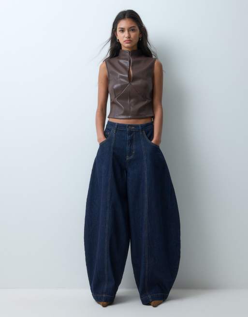 ASOS DESIGN topp i läderimitation med ståkrage i brun, 2 av 5