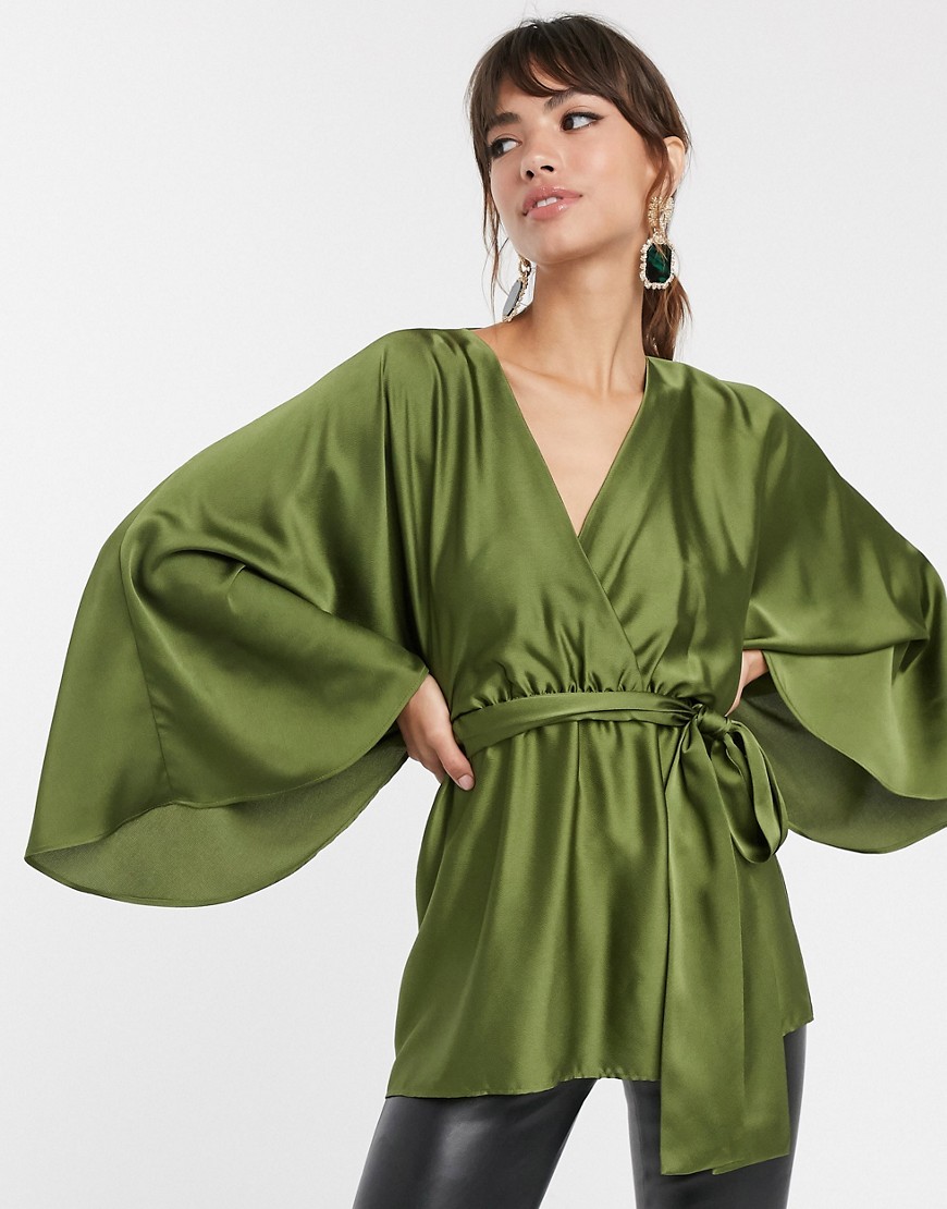 ASOS DESIGN – Topp i satin med djup urringning, kimonoärmar och knytning i midjan-Grön