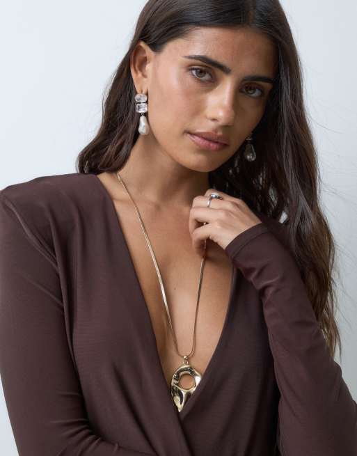 ASOS DESIGN topp med axelvaddar och drapering i chokladbrunt, 3 av 5