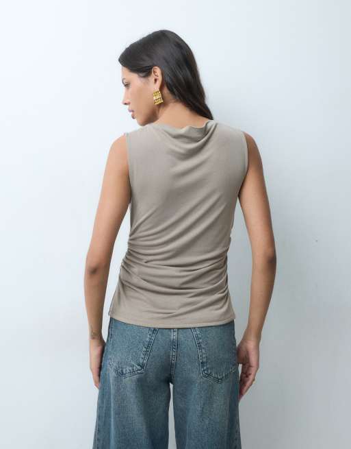 ASOS DESIGN topp med draperad detalj och rynkad sida i taupe, 5 av 5