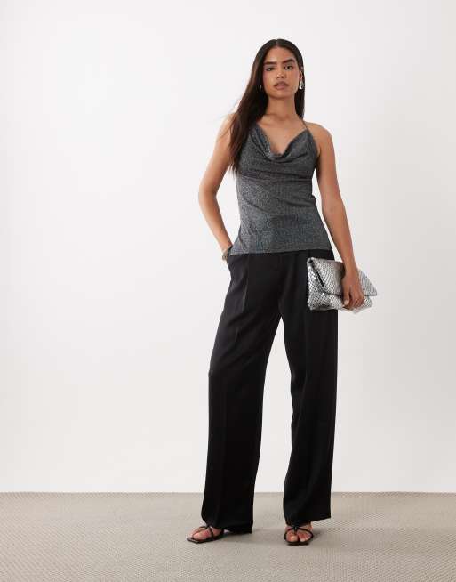 ASOS DESIGN topp med draperad halterneck i svart metallic, 2 av 4