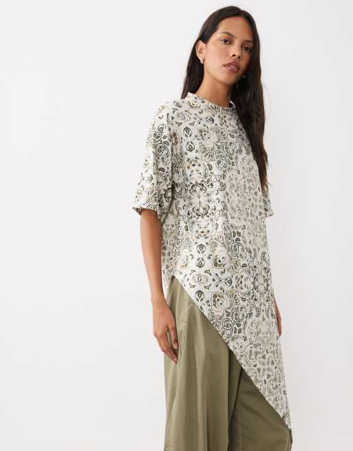 ASOS DESIGN topp med korta ärmar, rund halsringning, asymmetrisk volangfåll och paisleymönster, 2 av 4