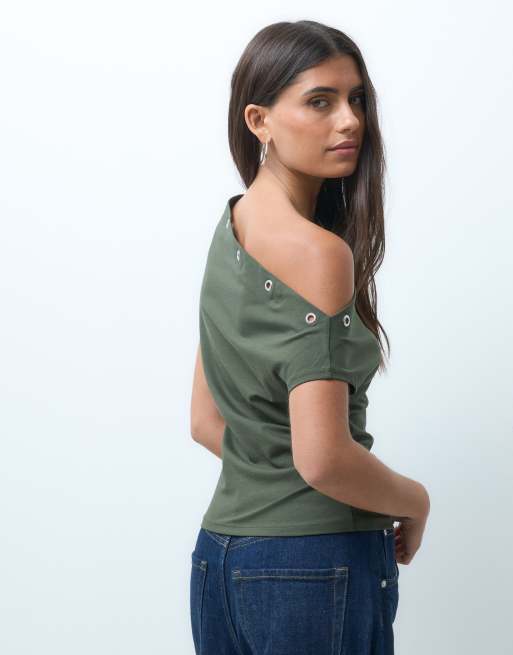 ASOS DESIGN topp med öljettdetalj och bara axlar i khaki, 2 av 4