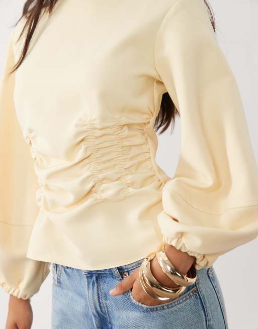 ASOS DESIGN topp med rynkad sida och volymärmar i buttermilk, 3 av 4