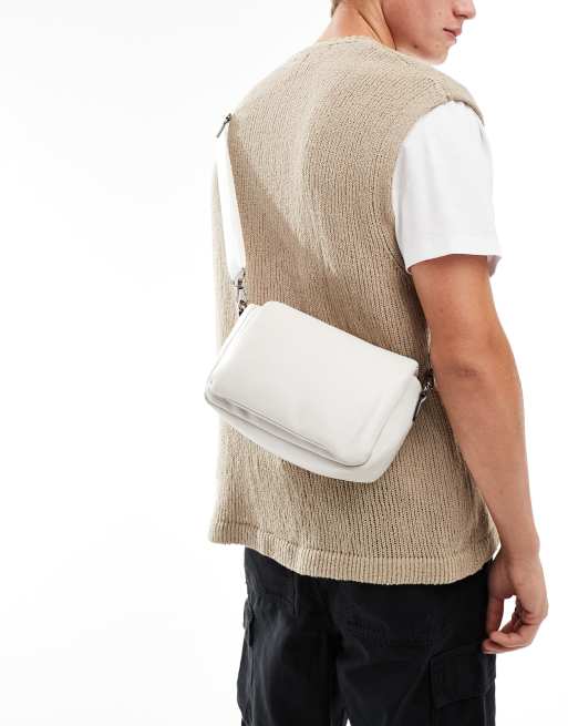 ASOS DESIGN – Torebka crossbody o wyściełanym wzornictwie z imitacji skóry w kolorze ecru