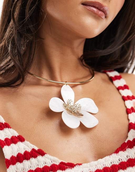 ASOS DESIGN - Torque-choker met bloemhanger van hars in goudkleur