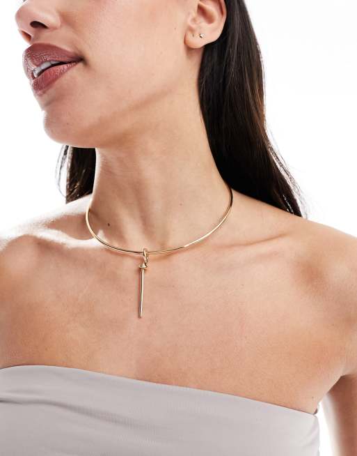 ASOS DESIGN - Torque-choker met gedraaid staafhangertje in goudkleur