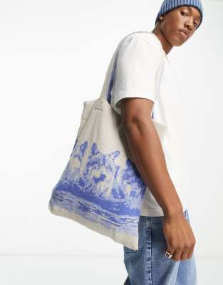 ASOS DESIGN - Tote bag réversible en maille à motif loup - Bleu et écru 