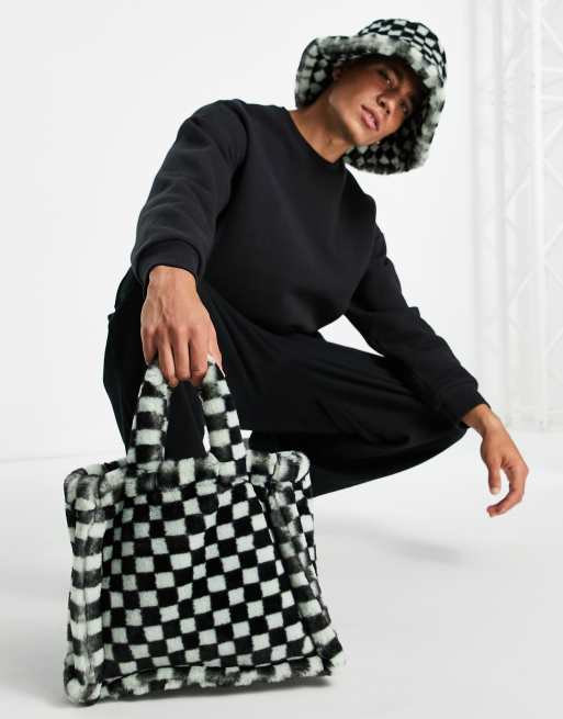 ASOS DESIGN - Totetaske i imiteret pels med skakternet design i sort og grøn - Del af sæt