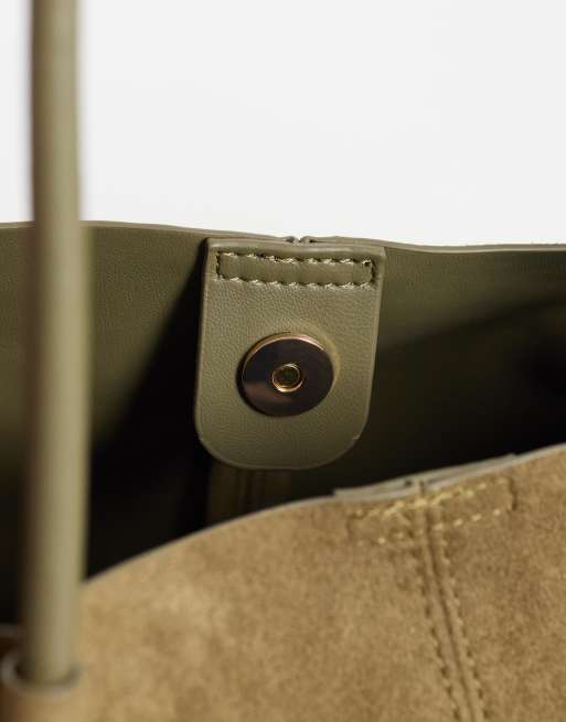 ASOS DESIGN toteväska i mockaimitation med rörformat handtag, innerpåse och avtagbar berlockdetalj i grönt, 3 av 4