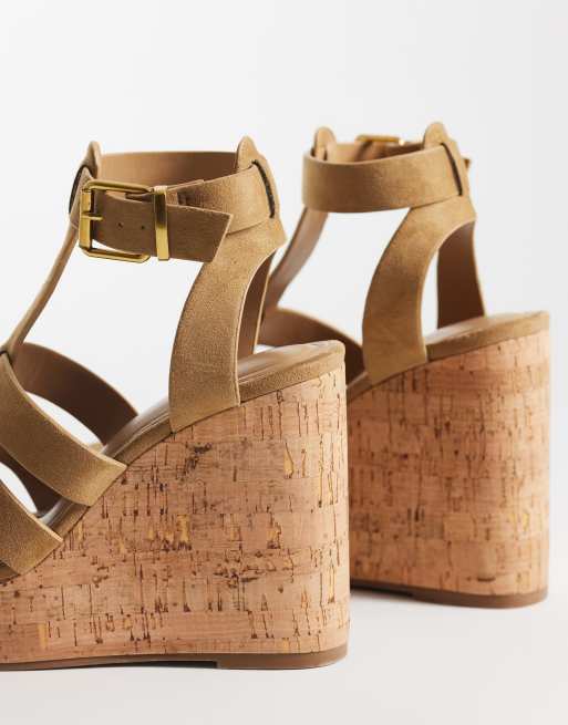 ASOS DESIGN – Tova – Keilabsatzschuhe in Sandbeige mit T-Steg und Gitterdesign, 2 von 4
