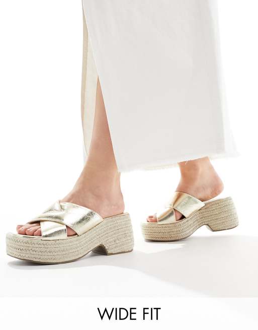 ASOS DESIGN Toy Chaussures compensees larges a brides croisees Dore ASOS