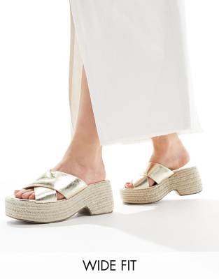 ASOS DESIGN - Toy - Sandalen in Gold mit überkreuzten Riemen und Keilabsatz, weite Passform-Goldfarben