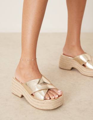 ASOS DESIGN - Toy - Sandalen in Gold mit überkreuzten Riemen und Keilabsatz, weite Passform-Goldfarben