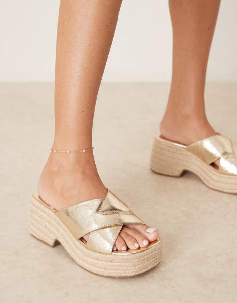 ASOS DESIGN – Toy – Sandalen in Gold mit überkreuzten Riemen und Keilabsatz, weite Passform - view 1