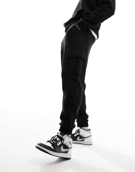 Nike swoosh on tour pack best sale cuffed cargo joggers in black