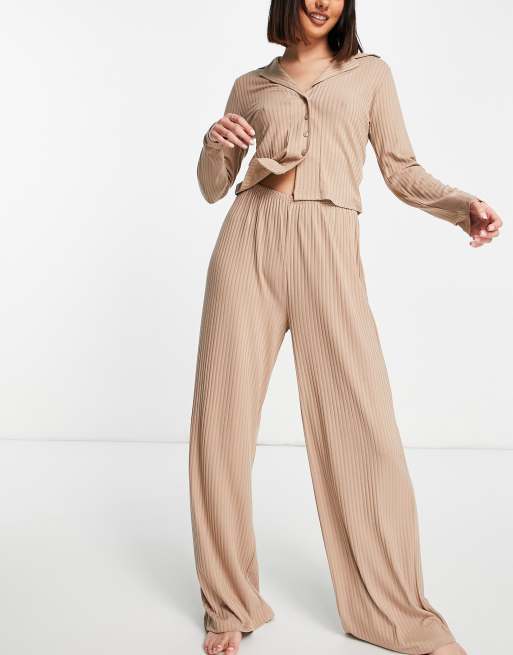 ASOS DESIGN - Traditionele pyjamaset van slank vallende stof met geribbeld overhemd en broek in champignonkleur